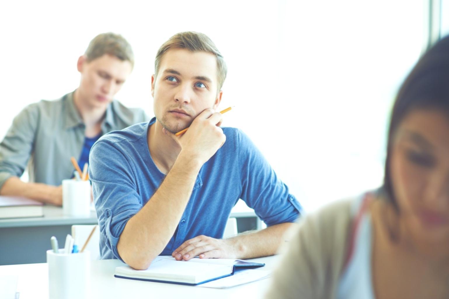 Étudiants travaillant sur des analyses financières